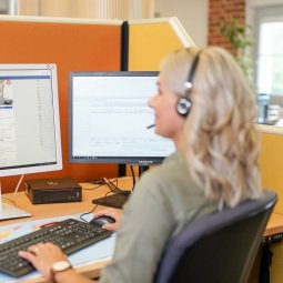 KS-Agentin am Telefon KS-Agentin am Telefon